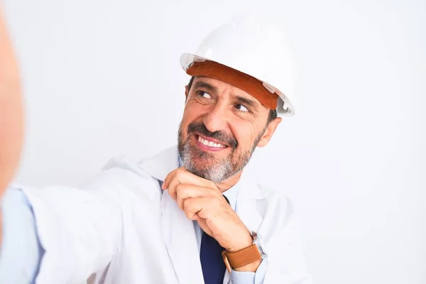 Middelbare Leeftijd Ingenieur Man Dragen Helm Maken Selfie Geïsoleerde Witte — Stockfoto