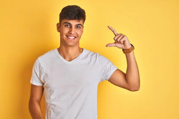 Jeune Homme Indien Portant Shirt Blanc Debout Sur Fond Jaune — Photo