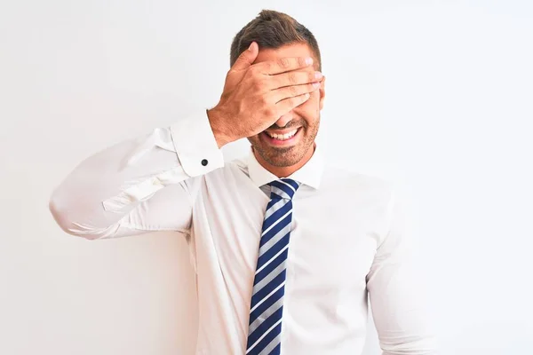 Jonge Knappe Elegante Zakenman Geïsoleerde Achtergrond Glimlachend Lachend Met Hand — Stockfoto