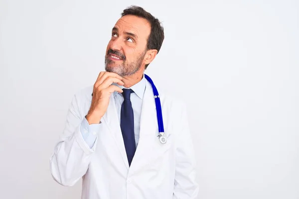 Dokter Usia Pertengahan Mengenakan Mantel Dan Stetoskop Berdiri Atas Latar — Stok Foto