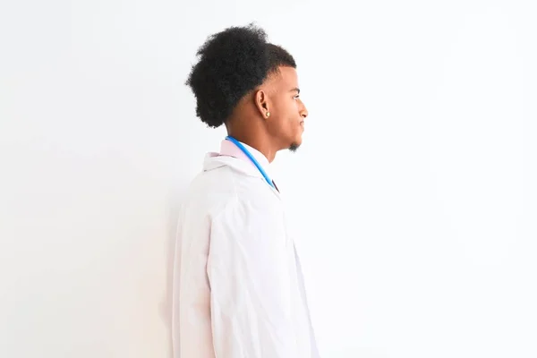 Giovane Uomo Medico Afroamericano Indossando Stetoscopio Sfondo Bianco Isolato Cercando — Foto Stock