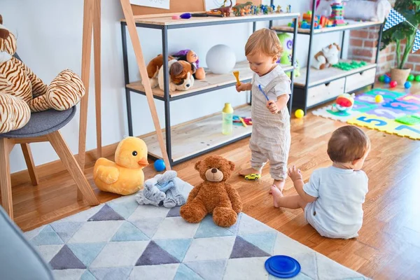 Красиві Малюки Грають Навколо Багатьох Іграшок Дитячому Саду — стокове фото