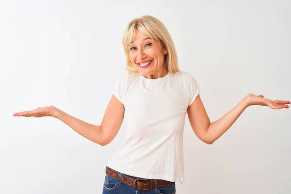 Frau Mittleren Alters Lässigem Shirt Vor Isoliertem Weißem Hintergrund Lächelnd — Stockfoto