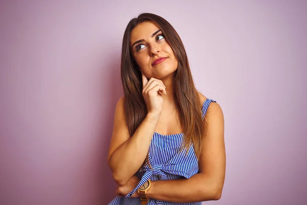 Young Beautiful Woman Wearing Striped Dress Standing Isolated Pink Background — ストック写真