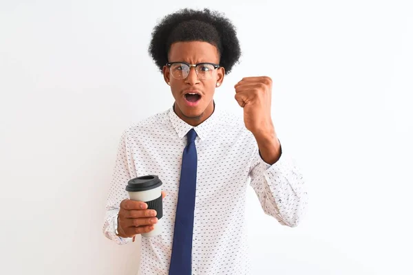 Joven Hombre Negocios Afroamericano Bebiendo Una Taza Café Sobre Fondo —  Fotos de Stock