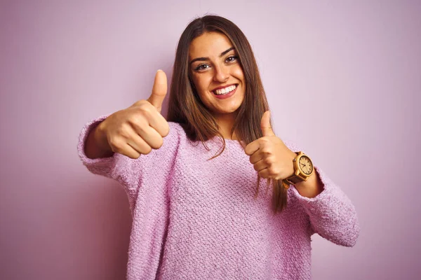 Jonge Mooie Vrouw Draagt Casual Trui Staan Geïsoleerde Roze Achtergrond — Stockfoto