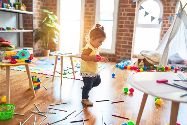 Hermoso Niño Jugando Con Bolas Colores Jardín Infantes — Foto de Stock