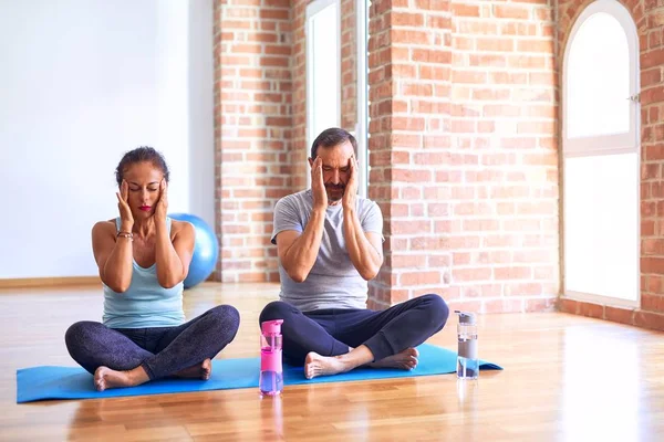 Middelbare Leeftijd Sportief Paar Zitten Mat Doen Stretching Yoga Oefening — Stockfoto
