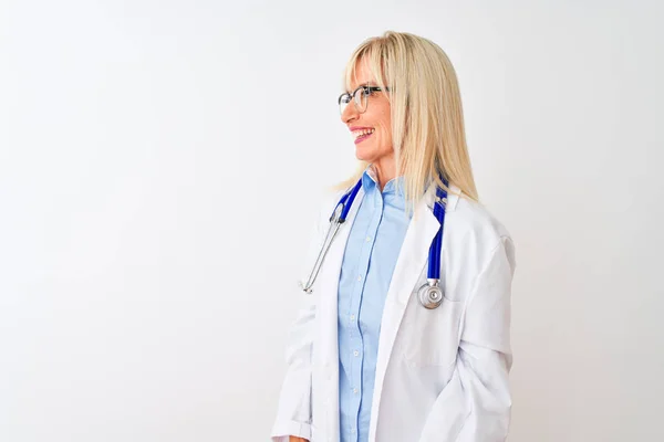 Médecin Âge Moyen Femme Portant Des Lunettes Stéthoscope Sur Fond — Photo