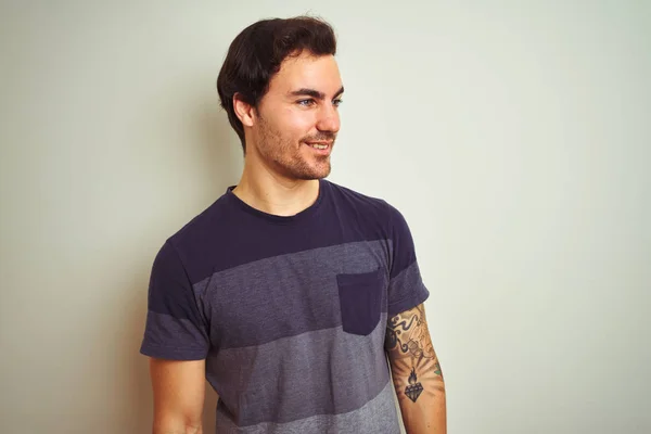Ung Stilig Man Med Tatuering Bär Casual Shirt Över Isolerad — Stockfoto