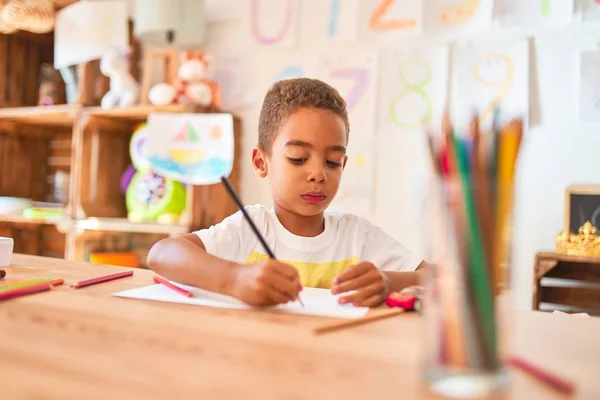 Hermoso Niño Afroamericano Sentado Dibujo Usando Papel Lápices Escritorio Jardín — Foto de Stock