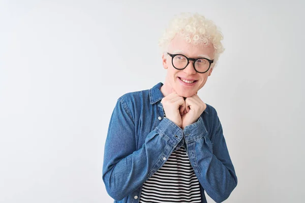 Ung Albinoblond Mann Med Denimskjorte Briller Isolert Hvit Bakgrunn Ler – stockfoto