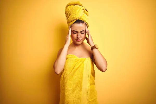 Giovane Bella Donna Che Indossa Asciugamano Dopo Doccia Sfondo Giallo — Foto Stock