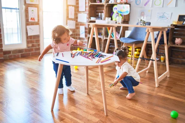 Adorabile Bambini Che Giocano Con Sacco Matite Colorate Sul Tavolo — Foto Stock