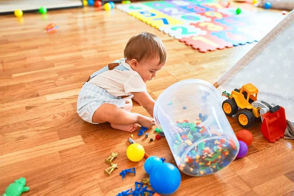 Adorable Niño Jugando Alrededor Montón Juguetes Jardín Infantes — Foto de Stock