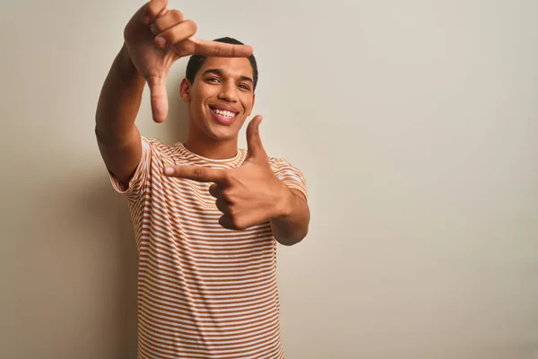 Joven Hombre Árabe Guapo Con Camiseta Rayas Sobre Fondo Blanco —  Fotos de Stock