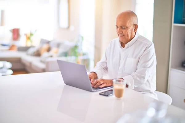 Idősebb Jóképű Férfi Boldogan Magabiztosan Mosolyog Laptop Ivás Csésze Kávét — Stock Fotó