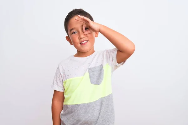 Hermoso Niño Con Camiseta Casual Pie Sobre Fondo Blanco Aislado — Foto de Stock