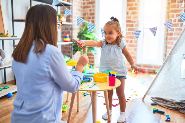 Ragazzina Caucasica Giocare Imparare Scuola Con Insegnante Sesso Femminile Madre — Foto Stock