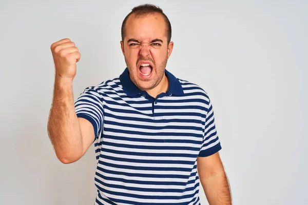 Jovem Vestindo Pólo Listrado Casual Sobre Fundo Branco Isolado Irritado — Fotografia de Stock