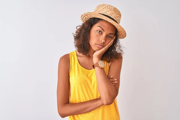 Mladá Brazilka Nosí Žluté Tričko Letní Klobouk Přes Izolované Bílé — Stock fotografie