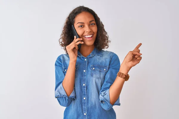 Mujer Brasileña Joven Hablando Teléfono Inteligente Pie Sobre Fondo Blanco —  Fotos de Stock