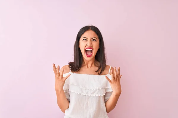 Vacker Kinesisk Kvinna Bär Vit Shirt Stående Över Isolerade Rosa — Stockfoto