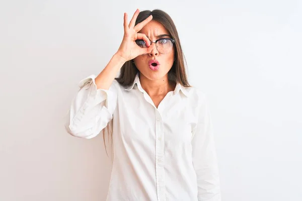 Młoda Piękna Bizneswoman Okularach Stojąca Białym Tle Robi Gest Wstrząśnięty — Zdjęcie stockowe
