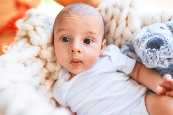 Entzückendes Baby Das Hause Auf Einer Decke Auf Dem Boden — Stockfoto