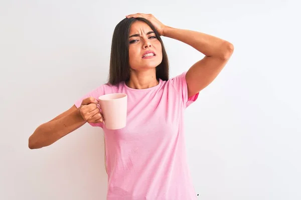 Ung Vacker Kvinna Dricker Rosa Kopp Kaffe Stående Över Isolerad — Stockfoto