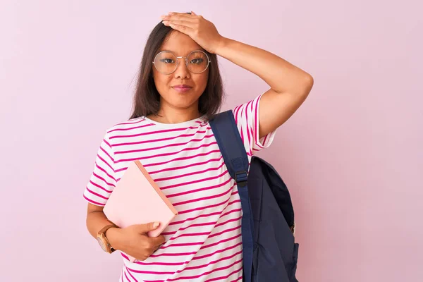 Estudiante China Con Gafas Mochila Sosteniendo Libro Sobre Fondo Rosa — Foto de Stock