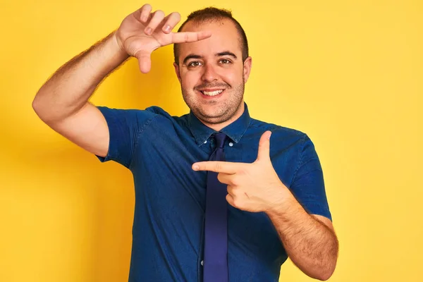 Mladý Obchodník Džínové Neformální Košili Kravatou Přes Izolované Žluté Pozadí — Stock fotografie