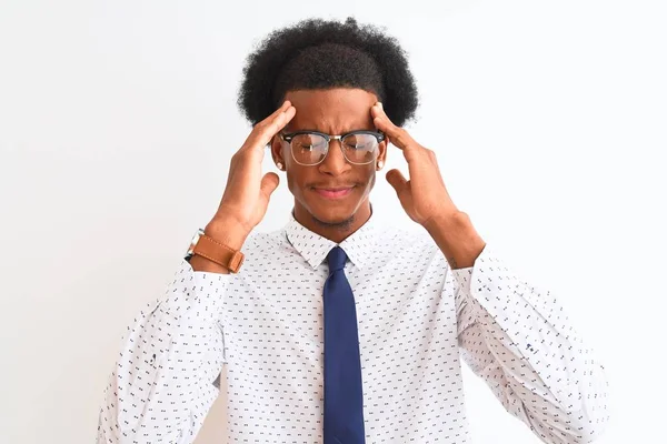 Młody Afrykański Biznesmen Noszący Krawat Okulary Odizolowanym Białym Tle Ręką — Zdjęcie stockowe