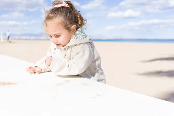 Красивая Малышка Куртке Играет Песком Пляже — стоковое фото