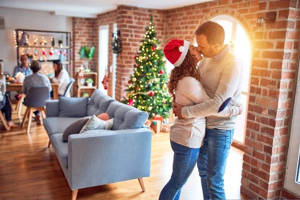 Família Amigos Jantando Casa Celebrando Véspera Natal Com Comida Tradicional — Fotografia de Stock