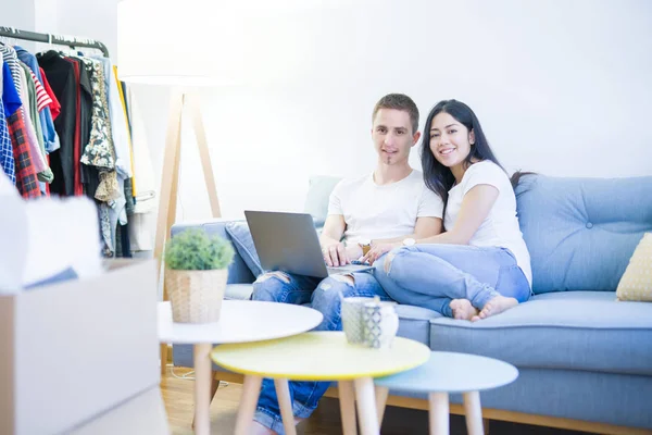 Jong Mooi Paar Zittend Bank Met Behulp Van Laptop Nieuw — Stockfoto