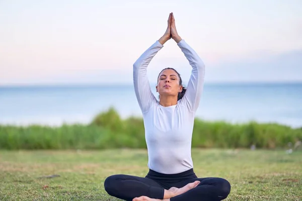 Jonge Mooie Sportvrouw Die Yoga Beoefent Coach Zit Bidden Poseren — Stockfoto