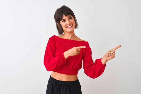 Joven Hermosa Mujer Con Camiseta Roja Verano Pie Sobre Fondo — Foto de Stock