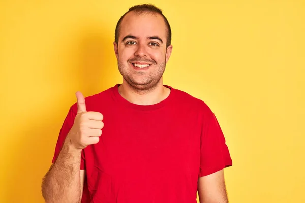 Ung Man Bär Röd Casual Shirt Stående Över Isolerad Gul — Stockfoto