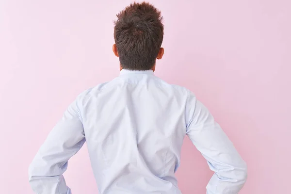 年轻英俊的商人 身穿衬衫 打着领带 站在孤立的粉色背景上 背对背地站在一旁 两臂交叉地看着身体 — 图库照片