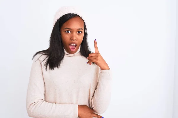 美しい若いアフリカ系アメリカ人の女性は タートルネックセーターと冬の帽子を着て成功したアイデアで指を指しています 興奮し 第一番 — ストック写真