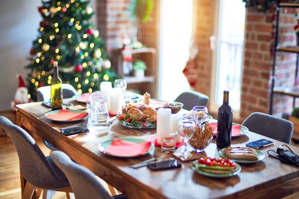ツリー クリスマスを祝うために準備食品とテーブルの素敵な家 — ストック写真