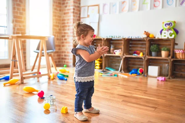 Hermoso Niño Pie Suelo Aplaudiendo Sonriendo Jardín Infantes —  Fotos de Stock