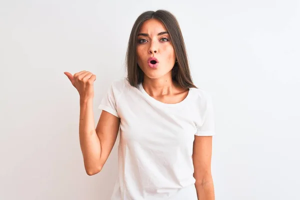 Jovem Mulher Bonita Vestindo Shirt Casual Sobre Fundo Branco Isolado — Fotografia de Stock