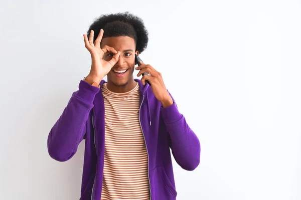 Junger Afrikanisch Amerikanischer Mann Spricht Auf Smartphone Stehend Über Isoliertem — Stockfoto