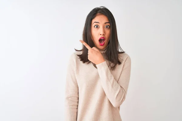 Mooie Chinese Vrouw Dragen Coltrui Staan Geïsoleerde Witte Achtergrond Verrast — Stockfoto