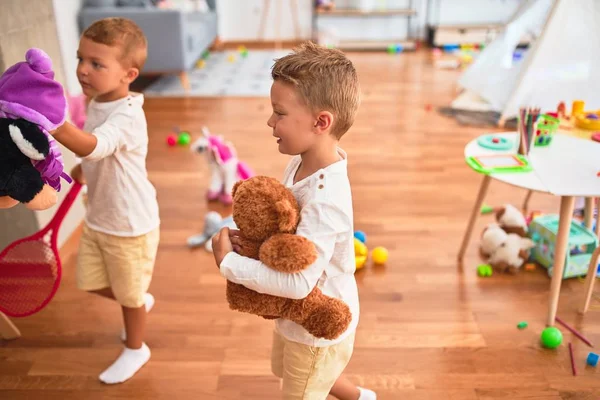 Adoráveis Gêmeos Loiros Brincando Torno Lotes Brinquedos Jardim Infância — Fotografia de Stock