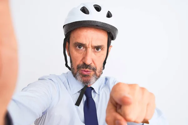 자전거 헬멧을 중년의 사업가는 카메라를 손가락으로 가리키며 고립된 셀피를 만들고 — 스톡 사진