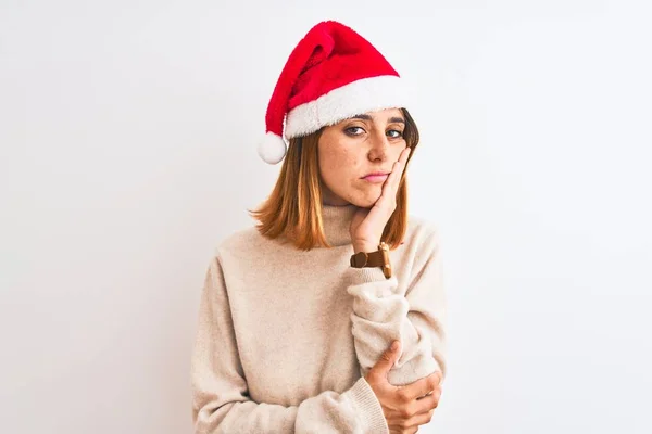 Hermosa Pelirroja Con Sombrero Navidad Sobre Fondo Aislado Pensando Que — Foto de Stock