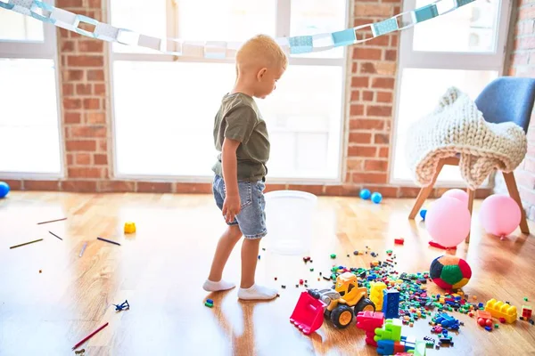 Junge Kaukasische Kinder Spielen Kindergarten Mit Spielzeug Vorschulkind Glücklich Spielzimmer — Stockfoto
